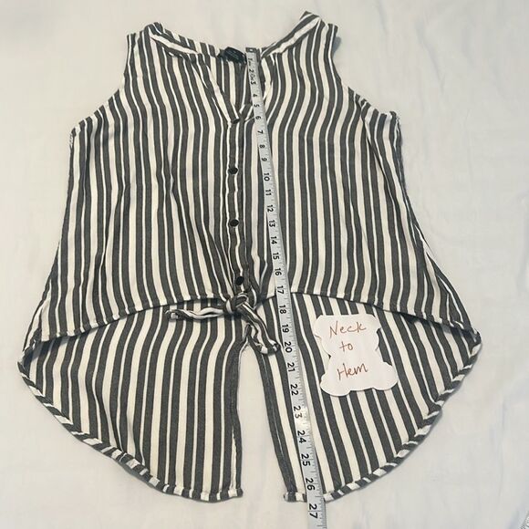 Sanctuary szM Striped Black & White Sleeveless button tie front longer back EUC - Picture 9 of 9